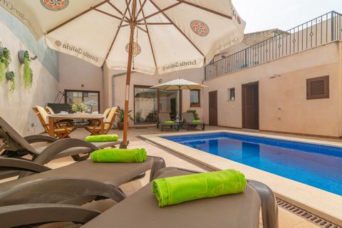 On the terrace of this cozy two-storey house, you are sure to have a great time with your companions. You will be able to enjoy a good breakfast in the open air or a delicious barbecue, whenever you wish, while you take a dip in the salt pool. It mea...