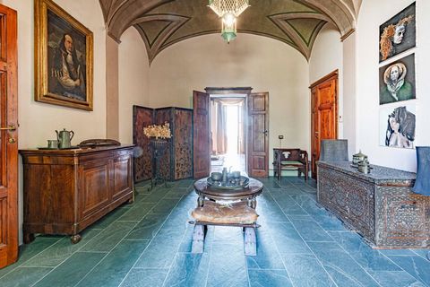 Villa for sale in Lustignano - Pomarance (PI) Built in the second half of the 19th century, the villa has three floors plus a roof terrace. On the ground floor there is a lounge, a dining room, a large kitchen with a characteristic fireplace, two bed...