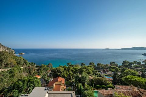 Sea view property to renovate, the ideal opportunity to create your dream home on the French Riviera. Beautiful panoramic sea view for this 340 m2 villa to renovate, built on 3 levels with 2 living rooms and 6 bedrooms for the 300 m2 main house and a...
