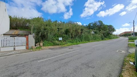 Excellent plot of land located near the center of Lourinhã with approved project and with construction license. Project approved for villa composed of ground floor, 1st floor and attic with 3 bedrooms, one of which is a suite. Composition of the Hous...