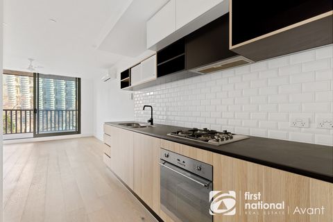 The combined living and dining rooms have floor-to-ceiling windows, balconies, and natural light. Also modern kitchen, bathroom, covered parking space. Both bedrooms have windows. Walking distance to tram stop, close to CBD, hospitals, coffee shops, ...