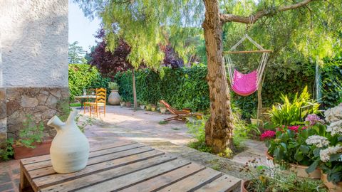 House (95 m2) located in Llafranc, only 100 m from the beach and the town center. In the northeast of the Iberian Peninsula, a most perfect mix of colors is what you find on the Costa Brava of Spain, colors that create a true rainbow of feelings. The...