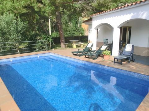 Villa Senals is a simple 100m2 house located 2.5 km from the beach Cala Canyelles and 8 km from the center of Tossa de Mar, (6 Km from the center of Lloret de Mar), in the residential area of Font de Sant Llorenç .The 2 pictures of the beach do not c...