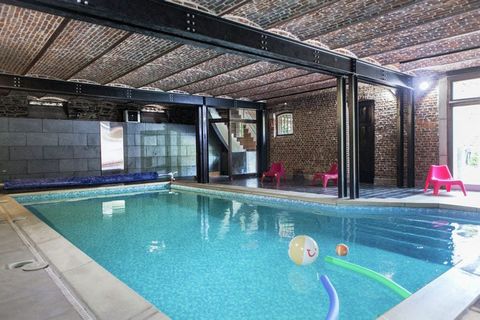Dit vakantiehuis heeft 12 slaapkamers en is geschikt voor 32 personen, dit is ideaal voor familiereünies of grote groepen reizigers. Het is gelegen in Néblon-le-Pierreux en bevindt zich in de Ardennen. Het huis is voorzien van een privézwembad, een b...