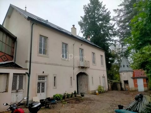 NEW. In the Couchois 20 minutes from Beaune, property composed of two Houses, one completely renovated, equipped kitchen opening onto living room, an office, upstairs two bedrooms, a shower room, stone basins. This house could be suitable for a gite....
