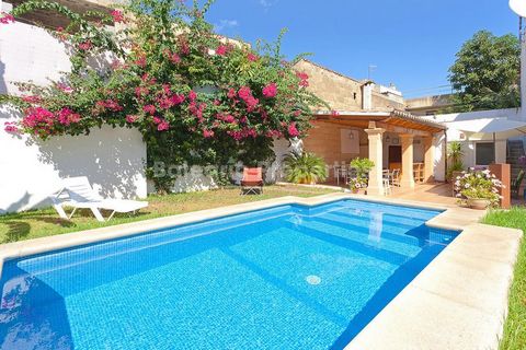 Lovely garden apartment with town house feel and pool in a quiet street in Pollensa EXCLUSIVE TO BALEARIC PROPERTIES !! Magnificent luxury lifestyle apartment with large garden and private pool, for sale in the historic old town of Pollença , close t...