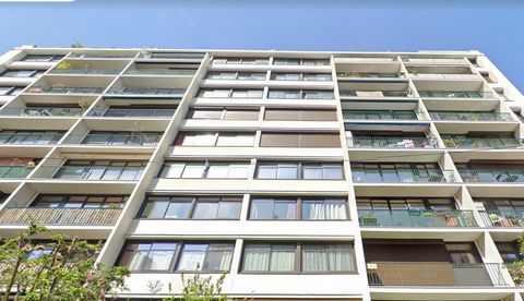 Parc des buttes de chaumont. Occupied life annuity - Bare ownership of a 93-year-old woman. Located on the 6th floor with elevator of a recent building of good standing, magnificent quiet, bright, well-appointed two-room apartment including an entran...