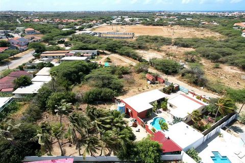 Välkommen till hjärtat av Arubas charm i den livliga stadsdelen Bubali. Denna anmärkningsvärda fastighet är en övertygande investeringsmöjlighet. Den mysiga huvudbyggnaden med två sovrum och två casitas, som för närvarande fungerar som den berömda se...