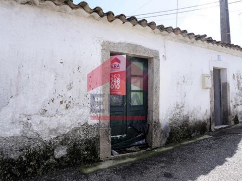 House with 2 bedrooms for renovation in Olho Marinho - Óbidos. With outdoor space and 80sq.M warehouse. Excellent location. Good access to the IP6 and the A8. Very close to beaches, golf courses, the medieval village of Óbidos and Caldas da Rainha. 5...