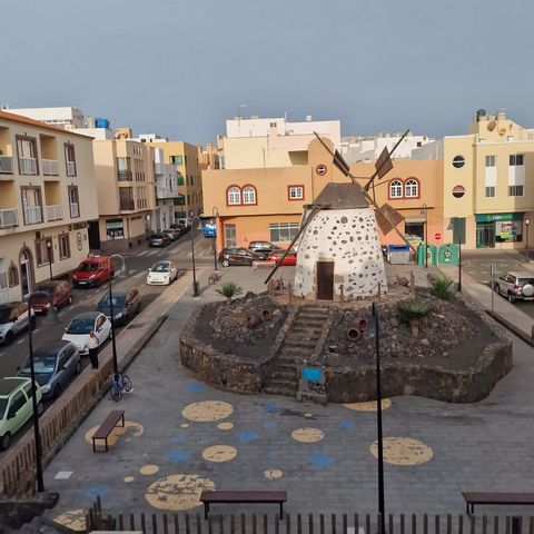 This apartment is located in the heart of Corralejo, near the Post Office; It is surrounded by services: banks, shops, supermarkets, pharmacy, etc. It has 3 bedrooms, 2 bathrooms, separate kitchen, living room. Partially furnished. First floor. Inves...