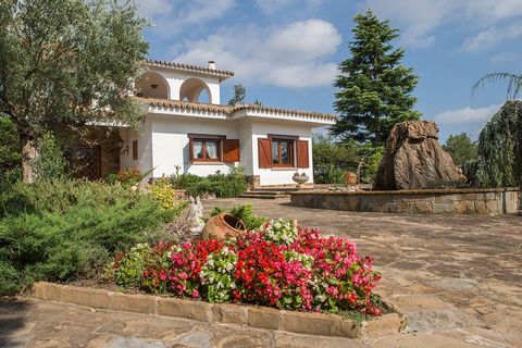Spectacular house on four winds at the foot of the mountain of Montserrat in Collbato, 49 km from Barcelona. House of 800m2 on a plot of 4.271m2, Beautiful views of Montserrat, it consists of: living room with fireplace, large equipped kitchen and la...