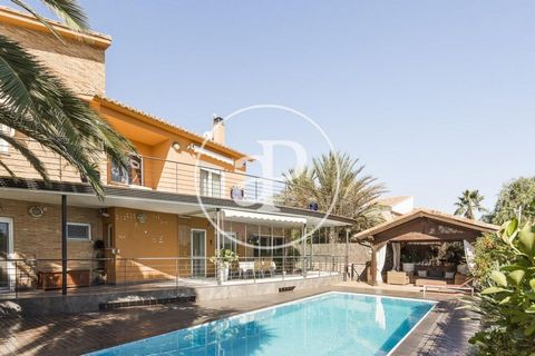 Con piscina y jardín consolidado Tower in Conill, luxury residential area in Bétera. Its strategic location, with direct access to the Ademuz track, facilitates its communication with Valencia center and surroundings, so it is also close to the airpo...