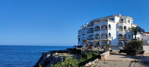 Mallorca, discover this exceptional investment opportunity in an idyllic setting on the stunning southeast coast, right by the sea. This exclusive building consists of 25 apartments, currently operating as an aparthotel, and holds a valid hotel licen...