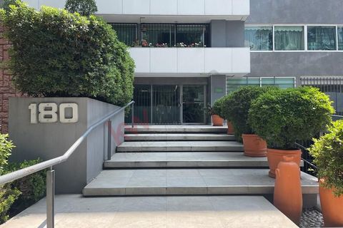 Apartment of 132m2 with excellent natural lighting. It's on the fifth floor, it's exterior, it has a balcony and it's on a quiet street. It consists of: Spacious living room, dining room and a hall, 2 large bedrooms (with the possibility of a third),...