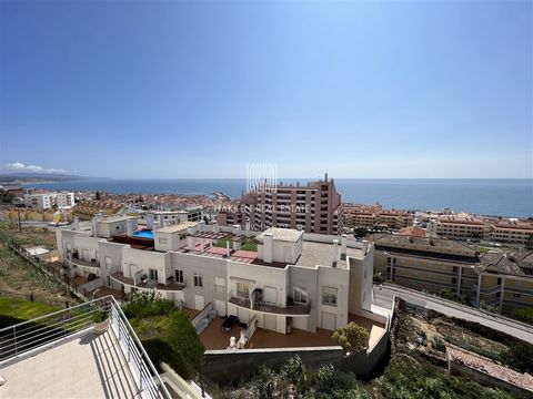 Este apartamento de 2 dormitorios con 95 m² ofrece una vista panorámica de la costa, que se extiende desde la playa de São Julião, en el sur, hasta la playa de Ribeira d´Ilhas, en el norte de la ciudad. Se encuentra a 15 minutos a pie del centro de l...