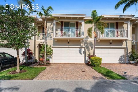 Welcome to easy breezy living in the heart of the Palm Beaches. This warm and inviting 3 bedroom townhome is located in the popular Hampton Cay community just a walk or short drive to all the PGA corridor has to offer. Centrally located between 95 an...