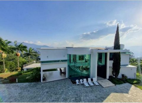 FOR SALE beautiful HOUSE in El Poblado with POOL and city view. - Lot area 5,000 m² - Built area 662 m² - 3 bedrooms + service alcove all with bathroom and dressing room. - Music and video room. - Independent library The covered terrace is the ideal ...