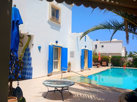 Luxe typische villa in Djerba met zwembad 200 m² bedekt met STEDELIJK GEBIED, BLAUWE TITEL, voor een succesvolle installatie- en/of verhuurinvestering Charme, arcades, exotisme tegen lagere kosten op 618 m² grond Wanneer het comfort van een recente c...