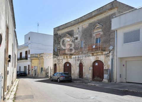UGGIANO LA CHIESA - OTRANTO - SALENTO Less than 5 km away from the splendid seaside towns of Porto Badisco, Otranto and Santa Cesarea Terme, is for sale an entire ancient building of approximately 500 sqm dating back to 1900s, located in the 