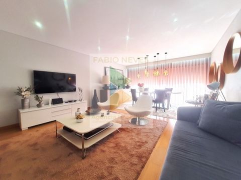 Apartamento triplex de 3 quartos + 1, localizado em Argoçosa, Meadela. Situado numa área tranquila com fácil acesso, oferece vistas para Santa Luzia, a cidade, o parque e o mar, além de estar próximo de todos os serviços essenciais. Este imóvel possu...