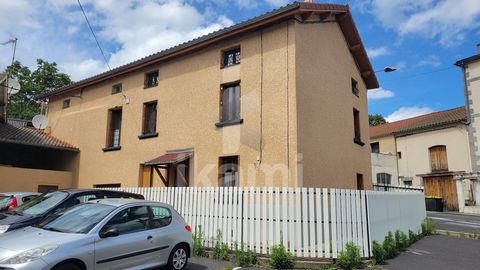 A saisir, à 10 minutes d'Yssigeaux, au coeur du village de Retournac, très belle maison de 180 m2 avec un jardin de 300 m2 environ. Ce bien vous offrira des volumes très confortables avec une pièce de vie, ouverte sur la cuisine, de 80 m2, trois cham...