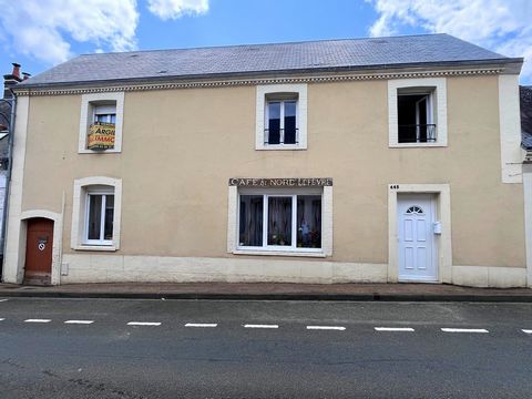 MAISON DE BOURG Spacieuse & Économe - A l'Est de la Sarthe entre Saint-Calais, Bouloire et Le Grand Lucé - beaucoup de STYLE, rénovation de qualité comprenant un grand hall d'entrée avec placard, un salon séjour avec cheminée insert donnant sur l'esp...