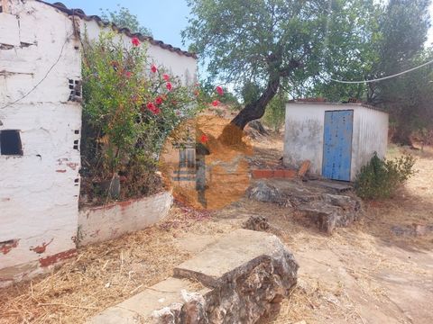 We present a charming 2-bedroom semi-detached house in Alte, a typical Algarve gem in need of restoration. This original house can be restored while maintaining its original structure, further enhancing its traditional beauty. Located in a picturesqu...