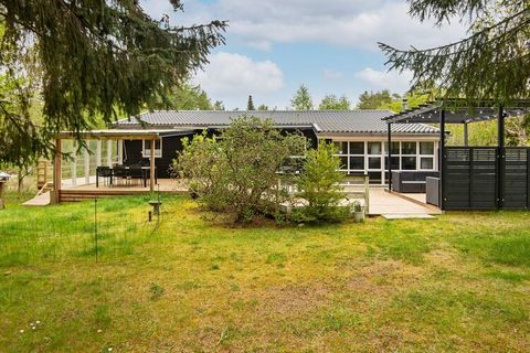 Maison de vacances bien aménagée et bien située dans une zone de maisons de vacances au milieu de la forêt près de Fuglslev. Voici la bonne nature et une courte distance à Ebeltoft, Ree Park Safari et ainsi de suite. Le chalet a été rénové en 2019/20...