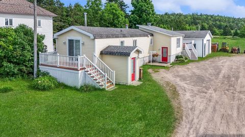 Située à Saint-Pacôme, cette maison de trois chambres à coucher offre une opportunité intéressante. Avec un grand garage et aucun voisin à l'arrière, elle garantit une tranquillité appréciable. Plusieurs rénovations ont été effectuées il y a quelques...