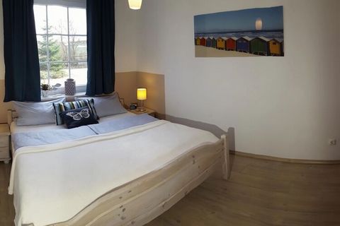 Unsere Ferienwohnung besitzt ein Elternschlafzimmer, ein seperates Kinderzimmer mit einem Einzelbett und einem Etagenbett. Einen Wohn- Essbereich mit Küche sowie ein Bad mit Dusche. Die Wohnung ist ebenerdig und hat eine großzügige Terrasse von der a...