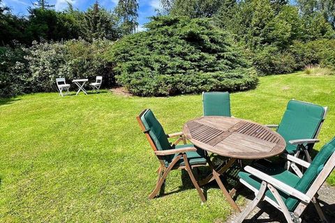 Traditionelles Ferienhaus auf einem sonnigen Grundstück, nur wenige Minuten Fußweg vom nächsten Strandufer. Innen offener Küchen-/Wohnbereich mit Essecke und Holzofen für kühlere Abende. Zudem 3 SZ und Bad mit Dusche/Wanne. Vom Wohnbereich hat man Zu...