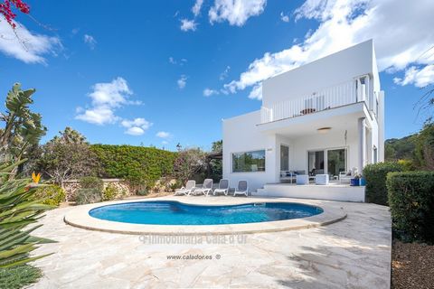 Wunderschöne freistehende Villa zum Verkauf mit herrlichem Blick auf das Meer und die Insel Cabrera, in der exklusiven Gegend von Punta des Port. Dieses Anwesen hat ein Eckgrundstück von 613 m2 und bietet 4 Schlafzimmer, 4 Badezimmer, einen Swimmingp...