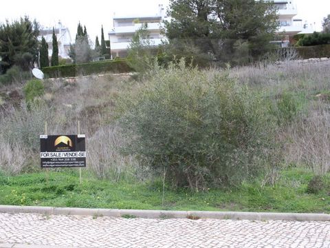 Städtisches Grundstück mit 1390m² in der Nähe des Strandes 'Cabanas Velhas' und 2 Minuten vom Fischerdorf Burgau entfernt. Es ermöglicht den Bau einer Villa mit einer Bruttobaufläche von bis zu 220m², mit zwei Etagen und Schwimmbad, mit dem Grundstüc...