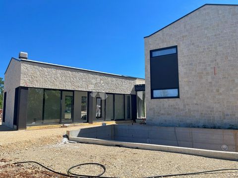 POREČ, ISTRIA - A beautiful modern stone-clad villa. In the vicinity of Poreč, a beautiful stone villa is for sale located in a quiet location with easy access to the city and beaches. Located only 5 km from Poreč, it makes an ideal home for a larger...