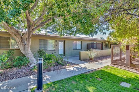 28 Biltmore Gardens is your urban oasis. This luxurious townhome offers convenience, style, & endless entertainment. Central location puts you moments away from top-notch dining, shopping, & entertainment. PHX airport is just 9 minutes away! Inside, ...