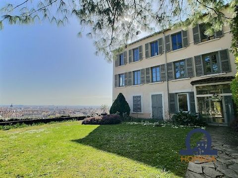 Exceptionnel, sur les hauteurs du vieux Lyon, venez découvrir cette grande maison à l'abri des regards. Vous profiterez d'une vue panoramique sur la ville, qui s'étend jusqu'aux Alpes. Le rez de jardin se compose des pièces de vie : salon, salle à ma...