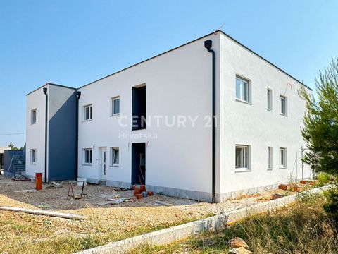 VIR, CENTRE : NOUVELLE BÂTISSE - Appartement au rez-de-chaussée S1 62.82 m2 _ L’appartement à vendre est une excellente opportunité d’investissement, pour un usage personnel ou pour la location à des touristes. Selon les données officielles, Vir est ...