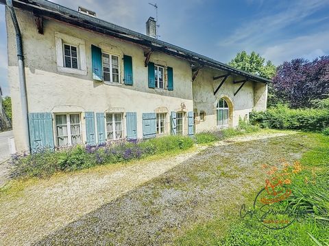 Situé en plein coeur du village de versonnex, ancien corps de ferme du 19ième siécle de 280 m2 donnant l'authencité et les volumes des espaces d'antan. il est implanté sur une belle parcelle arborée de 1837 m2. RDC : vaste entrée avec cheminée donnan...