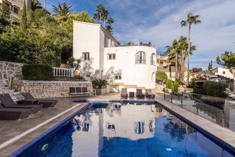 ✓Charmante Villa avec Vue sur Mer à Jávea, Costa Blanca. La propriété a été entièrement rénovée dans un style moderne et de grande qualité. Elle jouit d'une belle vue sur la mer et d'une grande intimité. Elle dispose de 5 chambres + 4 salles de bains...