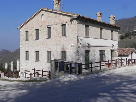 Stai cercando una casa nella meravigliosa Marche ? Vuoi venire a vivere qui e desideri anche la possibilità di fare reddito ? Hai trovato la Tua casa. Appartamento, B&B, ristorante con cucina professionale, terreno agricolo di 50.000 mq, depositi, lo...