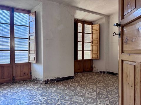 In der emblematischen Calle Real de Loja wird ein prächtiges Herrenhaus zum Verkauf angeboten, ein architektonisches Juwel aus dem Jahr 1950, das Sie einlädt, von der Geschichte und dem Charme des Herzens eines andalusischen Dorfes zu träumen. Mit 39...