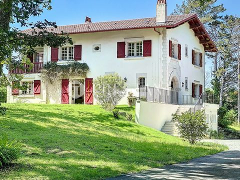 Exclusive, Ideally located, quiet while being in the heart of the village of Bassussarry, vast property for sale, consisting of a Basque style house, of approximately 270 m² in perfect condition, surrounded by its park with area of 1.5 hectares. This...