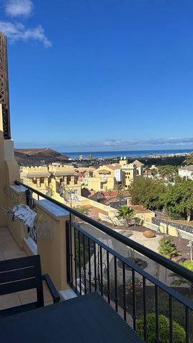 At PROPERTY TENERIFE we are pleased to offer you for sale this wonderful penthouse located in the Granada Park complex, in Los Cristianos. It consists of 50 m² distributed in a living room with direct access to the large L-shaped terrace, which has b...