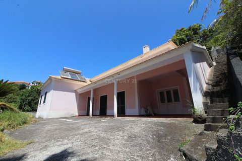 We present a single storey house with four bedrooms located in the picturesque parish of Faial, municipality of Santana, Madeira. This residence offers the perfect balance between comfort, space and privacy, set in a generous total land area of 840m²...