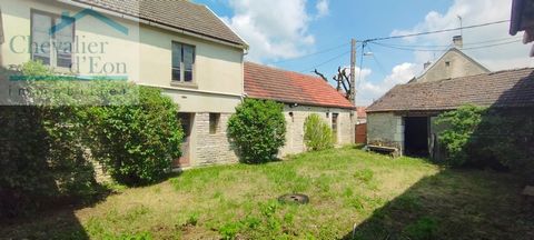 Te renoveren boerderij in de gemeente SAMBOURG op 13 km van TONNERRE, 7 km van LEZINNES Bestaande uit op een niveau, ingang naar keuken, doucheruimte met toilet, grote woonkamer, een tweede ingang, hal, een kamer, toegang tot de kelder. Overloop op d...