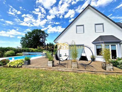 The Agence des Remparts offers for sale in a very popular area, this magnificent spacious house with its 225 m2 of living space, located at the gates of Montreuil and accessible to amenities on foot. Wooden frame house built in 2003 (Cocquart constru...