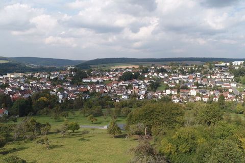 Appartement de vacances calme à Bad König avec vue panoramique sur l'Odenwald. WiFi, TV LCD, Francfort à 60 km. Dans la grotte de sel de Bad König Odenwald-Therme.