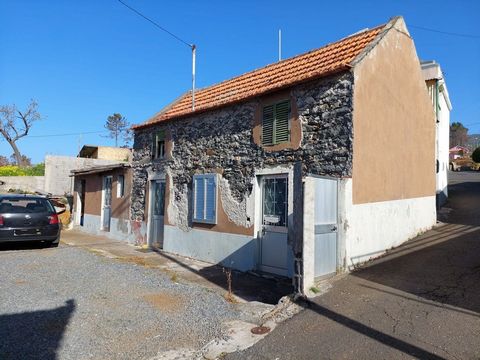 Découvrez cette opportunité d'investissement unique dans un entrepôt rustique situé à Prazeres, Madère. Ce charmant espace présente une construction traditionnelle en pierre de la région, complétée par un toit de tuiles, assurant une atmosphère authe...