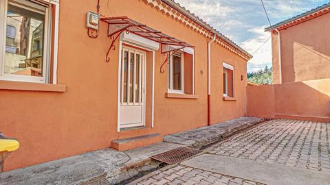 Bienvenue à Camplong, charmant village niché dans la vallée de l'Orb, à seulement 15 minutes de Bédarieux ! Nous sommes ravis de vous présenter cette magnifique maison de plain-pied, idéalement située au coeur du village, à proximité de son épicerie,...