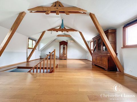 Neu in Ihrer Christelle Clauss Rixheim Agentur! Kommen Sie und entdecken Sie dieses sehr hübsche Haus aus dem Jahr 1977 mit 210 m2 Wohnfläche auf einem Grundstück von 11,75 Ar, ideal gelegen in der Nähe des Zentrums von RIXHEIM, in der Nähe aller Ann...